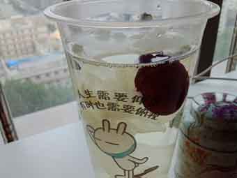 炎炎夏日到來，一杯銀耳紅棗美如詩！